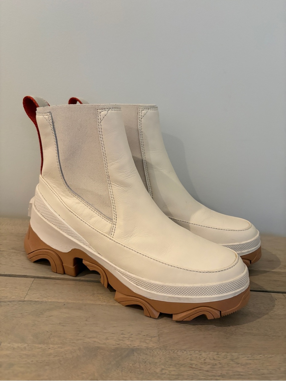 Sorel Chunky Platform Chelsea Boots in White and Tan 7.5